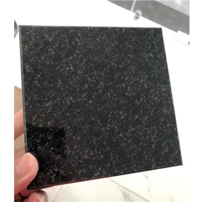 Đá granite đen xung quanh lò sưởi