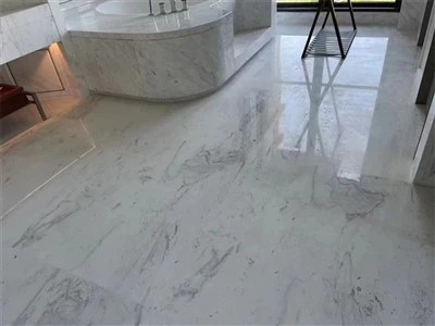 Gạch đá cẩm thạch trên sàn tắm