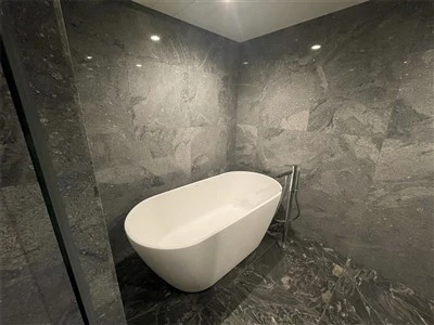 Phòng tắm lát đá granite